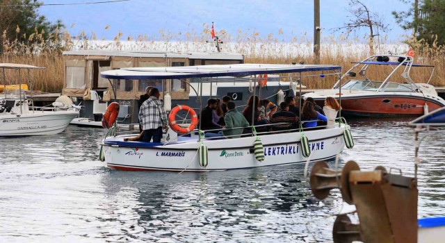 Su ve kuş sesi eşliğinde Kadın Azmağında tekne turu