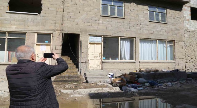 Sular altında kalacak olan ilçede son esnaflar da dükkanlarını bir daha açmamak üzere kapattı