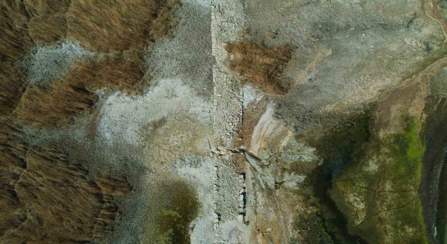 Suların çekildiği Terkos Gölünde ortaya çıkan tarihi yol havadan görüntülendi