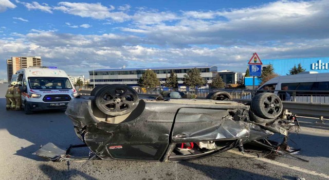 Sultanbeylide bariyerlere çarpan araç takla attı: 2 yaralı