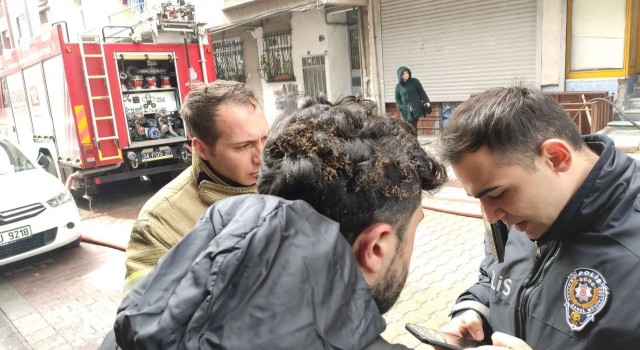 Sultangazide çıkan yangında mahsur kalan 1i çocuk 3 kişi itfaiye ekipleri tarafından kurtarıldı