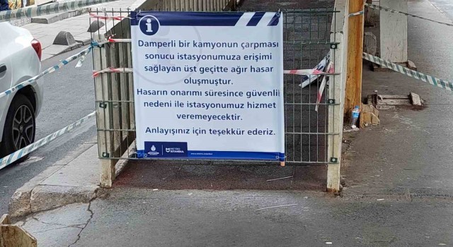 Sultangazide damperi açılan hafriyat kamyonu üst geçide böyle çarptı