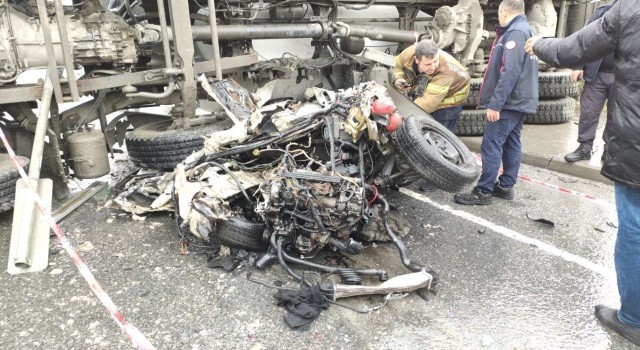 Sultangazide kaza yapan beton mikseri otomobilin üzerine devrildi: 2 yaralı