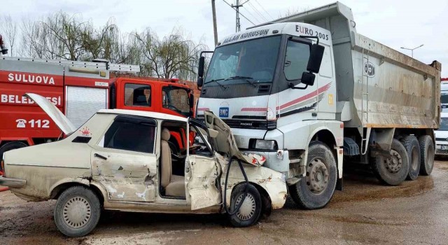 Suluovada üç aracın karıştığı kazada 2 yaralı