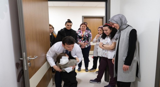 Sümeyye Erdoğan Bayraktar, depremzedeleri hastanede ziyaret etti