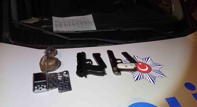 Şüphe üzerine durdurulan araçtan ruhsatsız silahlar, uyuşturucular ve hassas terazi çıktı