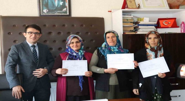 Sürü Yöneticiliği Kursunda başarı gösteren kursiyerler sertifika verildi