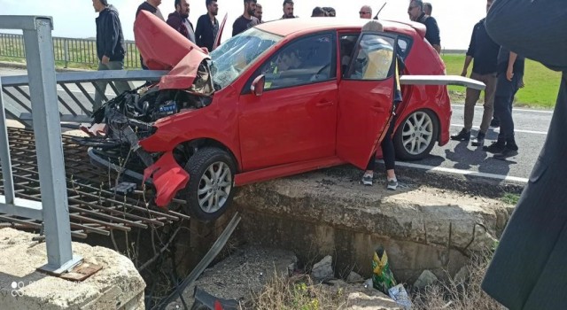 Sürücüsünün direksiyon hakimiyetini kaybettiği araç bariyerlere saplandı: 4 yaralı