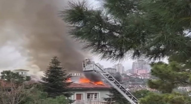 Tadilat halindeki villanın çatısı alev alev yandı