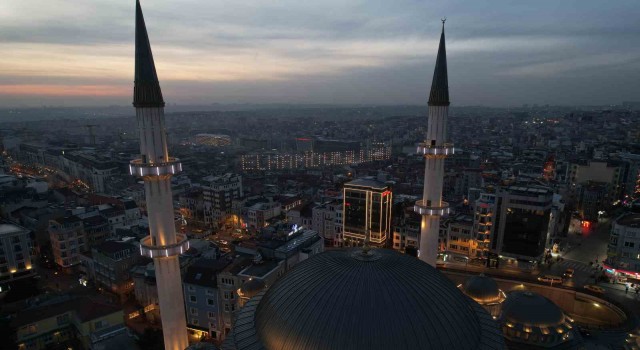 Taksim Camiine asılan mahya havadan görüntülendi