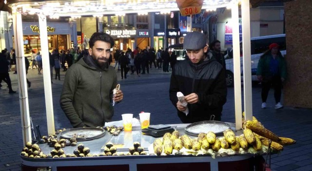 Taksim ve İstiklal esnafı Ramazanın ilk iftarını meydanda yaptı