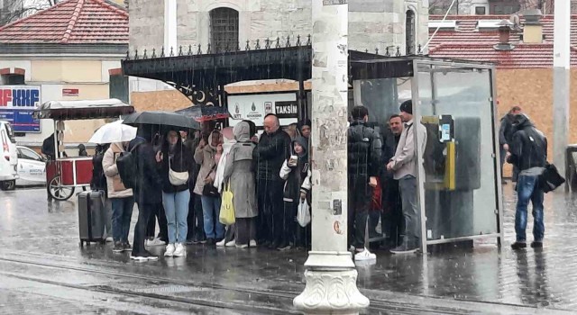 Taksimde aniden başlayan yağmura vatandaşlar hazırlıksız yakalandı