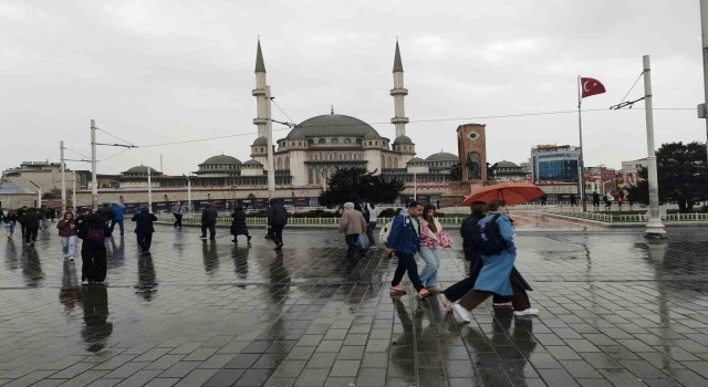 Taksimde kuvvetli rüzgar ile yağış vatandaşlara zor anlar yaşattı