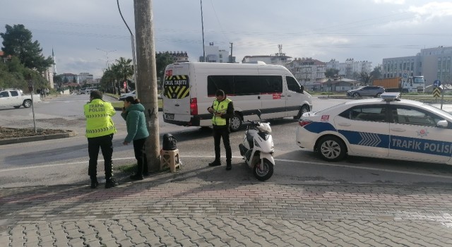 Taktığı kask sayesinde kazayı ucuz atlattı