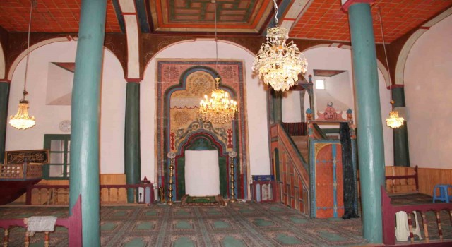 Tarihi Bektaşbey Camii ahşap sütunları ve süslemeleri ile ilgi çekiyor