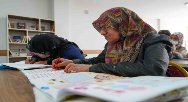 Tarsusta okuma-yazma kursları sürüyor