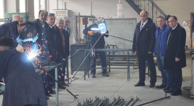 Tavşanlıda öğretmen ve öğrenciler deprem bölgesine çadır üretiyor