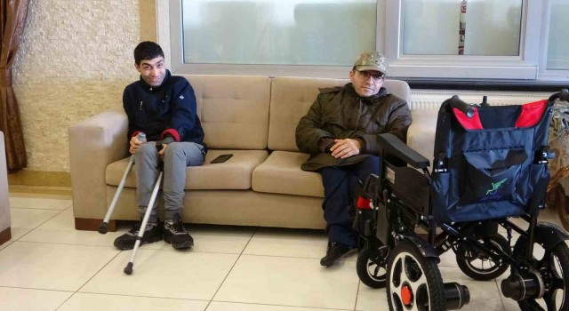 Tekerlekli sandalyeleri enkaz altında kalan özel kardeşlerin en özel mutluluğu
