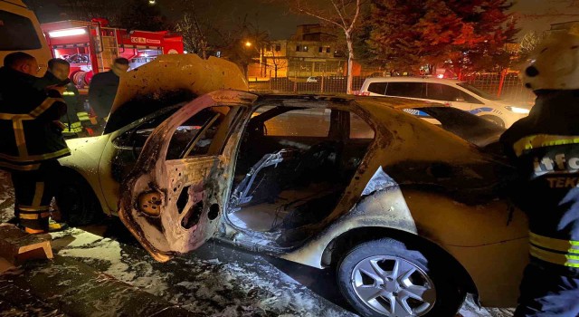 Tekirdağda yanan otomobil hurdaya döndü