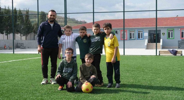 Tekkeköyde öğrencilere futbol eğitimi