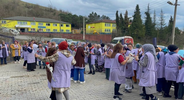 Tekstil çalışanları ‘Kadınlar Gününü oynayarak kutladı