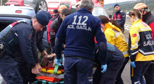 TEMde otomobil takla attı: Anne ve oğlu yaralandı