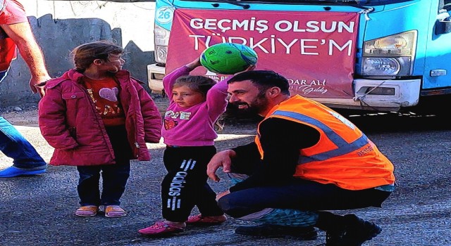 Temizlik çalışanları depremzede çocuklarla oyunlar oynayıp yüzlerini güldürdü