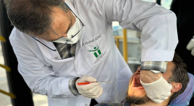 Tepebaşı Belediyesinin gönderdiği Mobil Diş Kliniği aracı, depremzedelere hizmet vermeye başladı