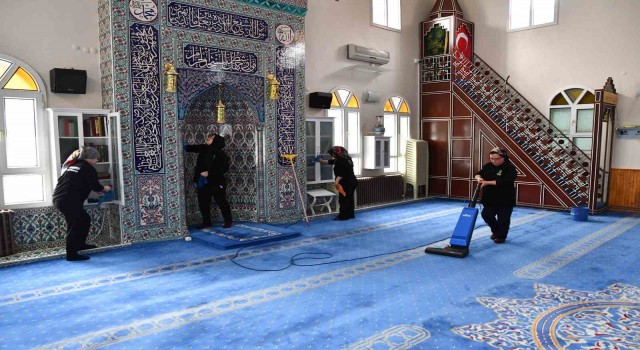 Tepebaşındaki camilerde Ramazan temizliği