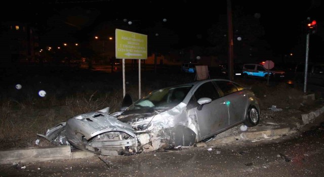 Tırla çarpışıp hurdaya dönen otomobilde 2 kişi yaralandı