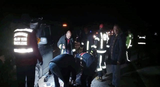 Tomruk yüklü kamyona arkadan çarpan otomobil sürücüsü hayatını kaybetti