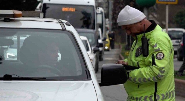 Trafik ekipleri denetimlere ara vermeden devam ediyor
