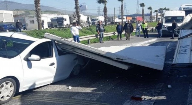 Trafik ışıklarında aracın üzerine duvar düştü