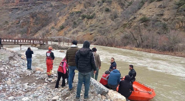 Tuncelide çaya uçan araçtaki ikinci kişinin de cansız bedenine ulaşıldı