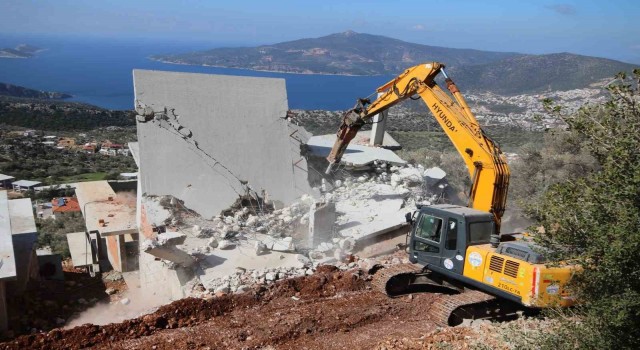 Turizm merkezi Kaşta kaçak yapılar yıkılıyor