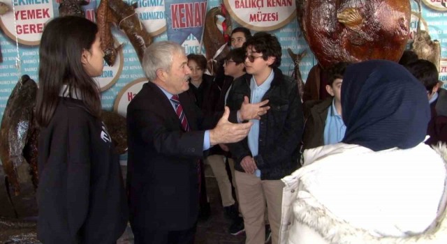 Türkiye Deniz Canlıları Müzesini gezen öğrenciler, mumyalanmış dev balıklara dokundu