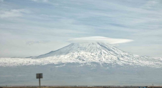 Türkiyenin çatısı Ağrı Dağı buluttan şapkasını taktı