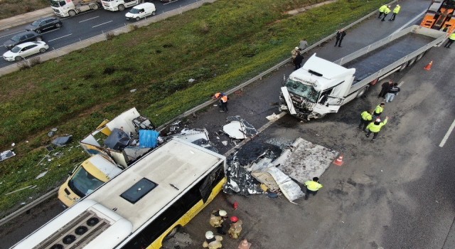 Tuzla TEM otoyolunda tır, arıza yapan İETT otobüsü ve yol bakım aracına çarptı: 2 ölü