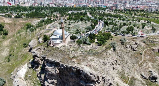 Uçurumun ucundaki türbe, ziyaretçisi hiç eksik olmuyor