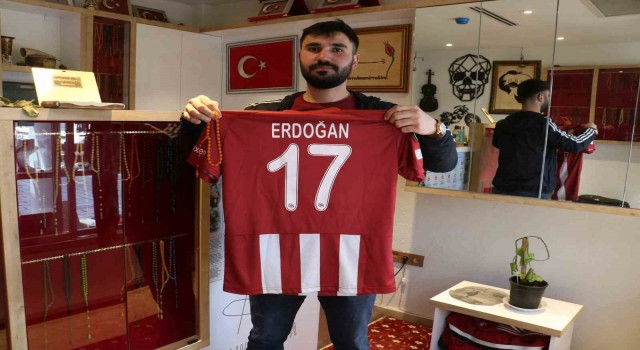 UEFA formasına yaptığı özel tespihle teşekkür etti