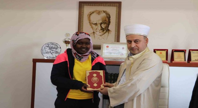 Ugandalı Namubıruda İslamı seçip Zeynep ismini aldı