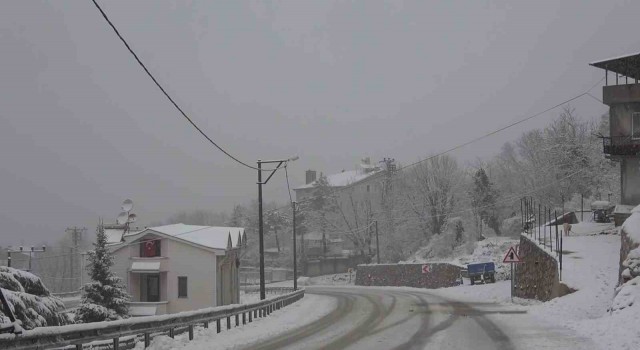 Uludağda kar 1 metreyi aştı, zincirsiz çıkışa izin verilmiyor