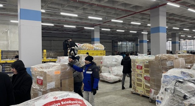 Ümraniye Belediyesinden konteyner kent için “bir koli de sizden olsun” kampanyası