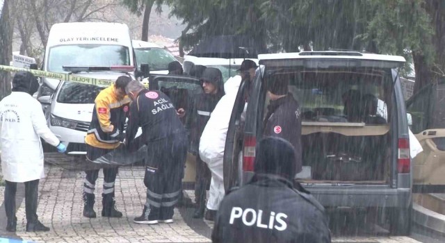 Ümraniyede mezarlıktaki araçta bir kişinin cansız bedeni bulundu