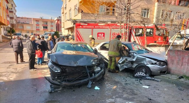 Ümraniyede otomobilin çarptığı araç evin bahçesine daldı: 3 yaralı