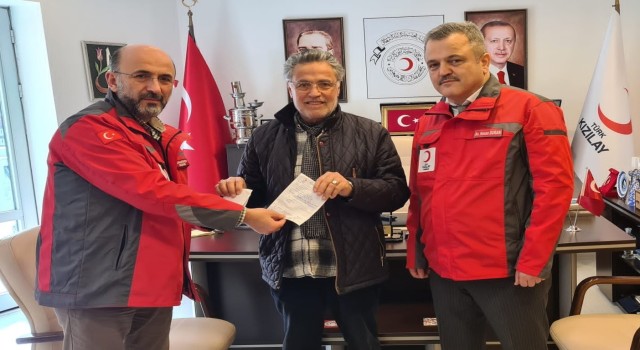 Umre paralarını Kızılaya bağışladılar