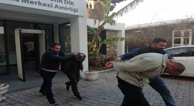 Urlada uyuşturucu sattığı tespit edilen iki kişiye suçüstü