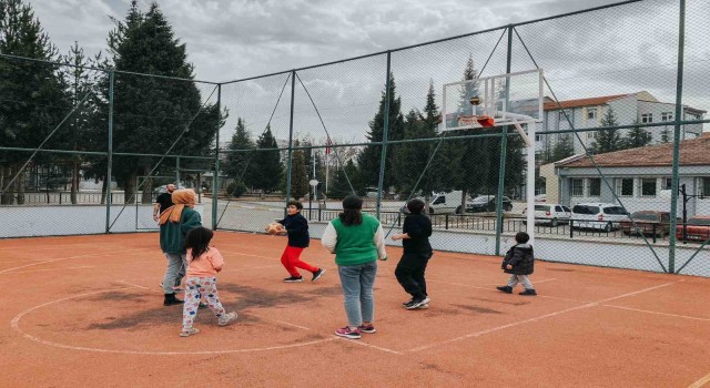 Uşak Üniversitesinin depremzedelere destekleri sürüyor