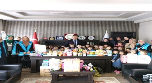 Uşaklı çocuklar depremzede çocuklara hediye gönderdi