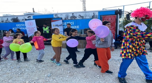 Uşaktan gönderilen gezici kütüphane çocuklara moral oldu